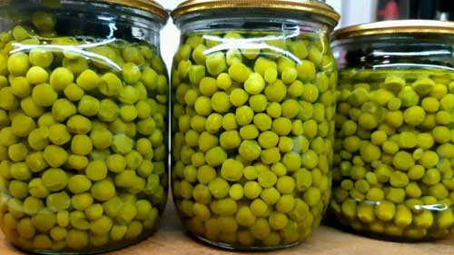 Консервированный в банке зеленый горошек